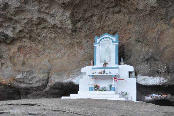 Altar de Nossa Senhora construído na frente de pinturas rupestres milenares no Parque Estadual da Pedra da Boca, na Paraíba, fronteira com Passa e Fica - RN